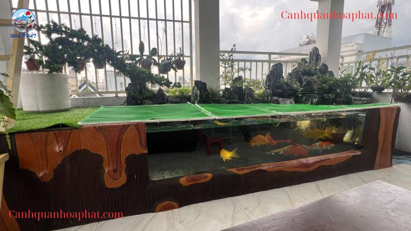 hòn non bộ kết hợp hồ cá koi bằng kính hiện đại cho nhà phố
