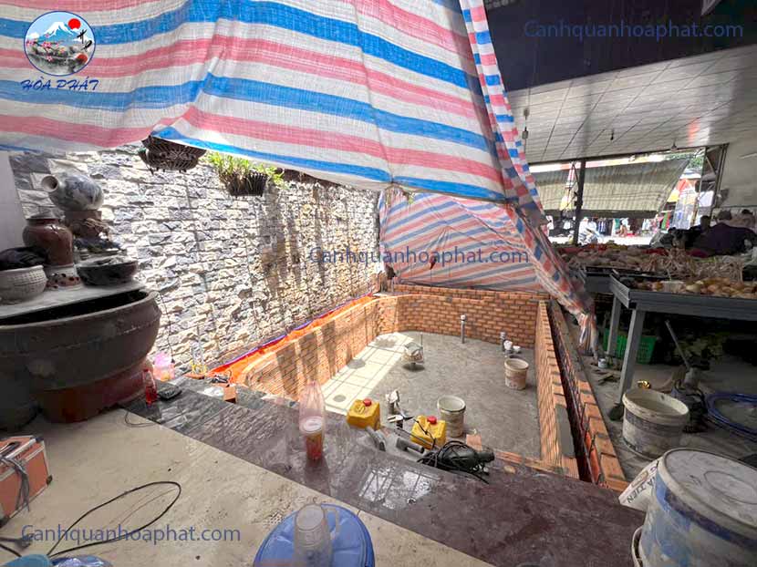 xây gạch thành hồ mới chuẩn bị cho công đoạn đổ bê tông đáy và thành hồ