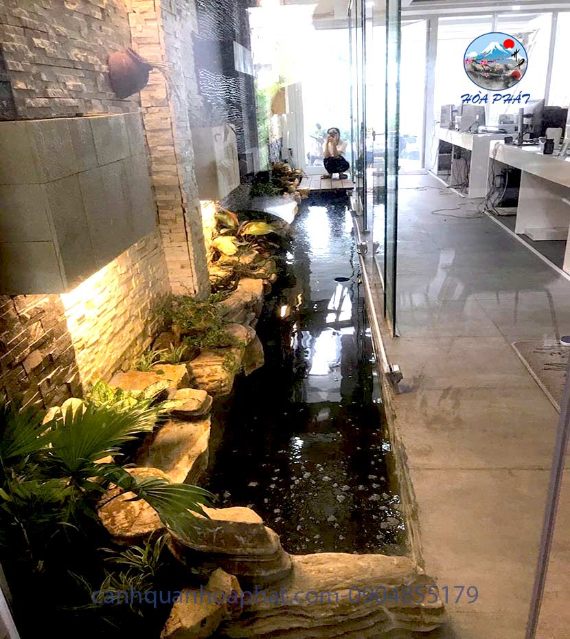 mẫu hồ koi bên hông nhà