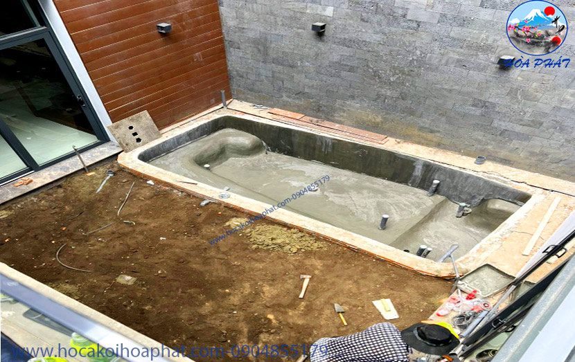 quá trình đổ lớp nền bê tông trong thi công hồ cá koi hoà phát