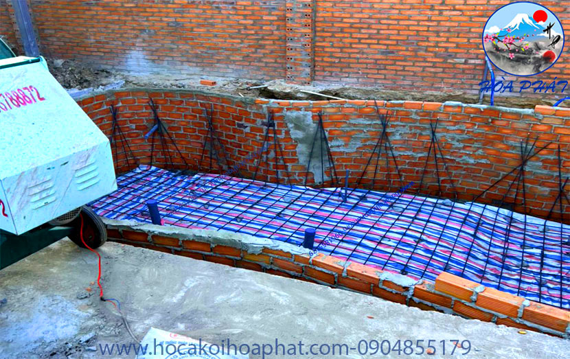 đan sắt đi ống trong thi công hồ cá - cảnh quan hòa phát