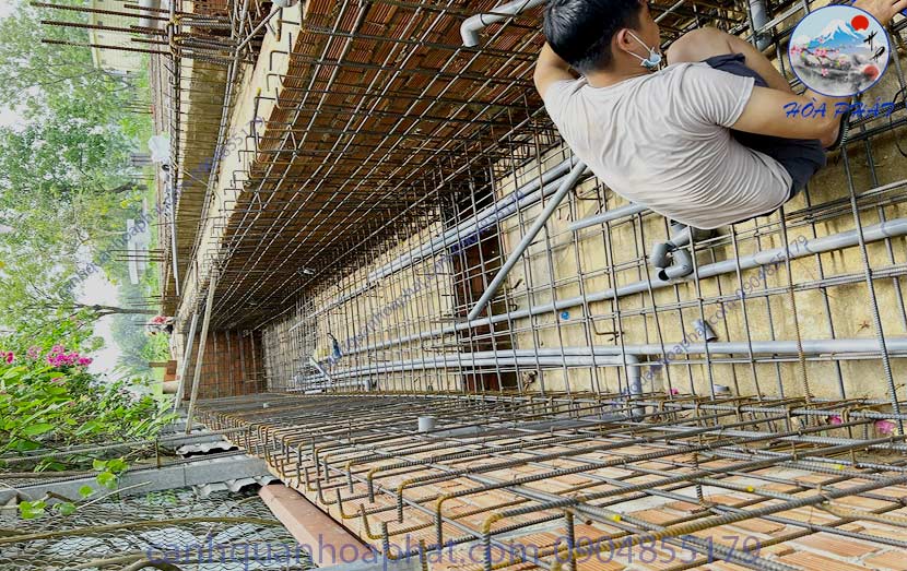 quá trình đi ống cho hệ thống lọc hồ cá koi cảnh quan hòa phát