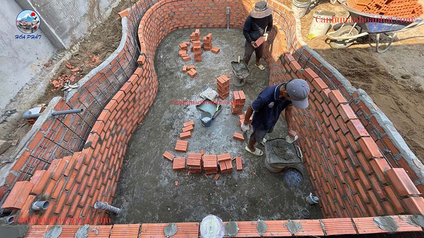 xây lớp thứ 2 của thành hồ bằng gạch đinh