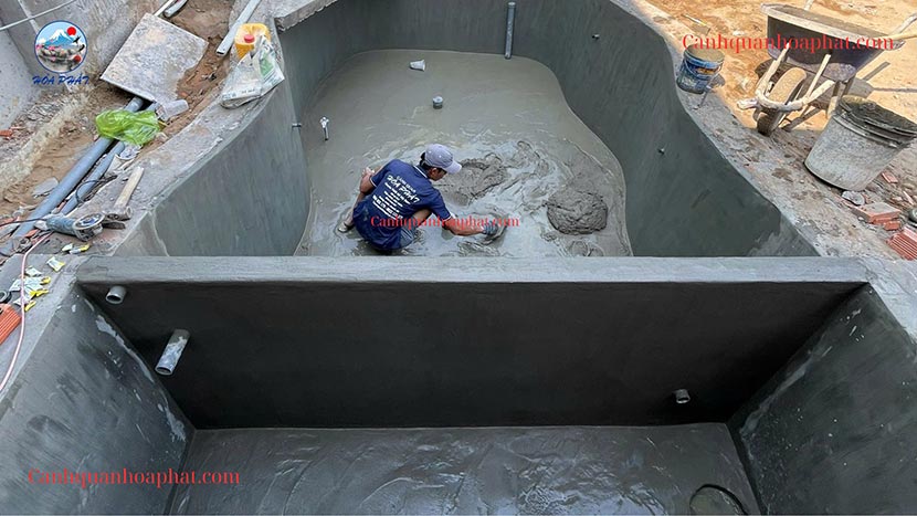 xây ngăn lọc và cán đáy hồ lần 2