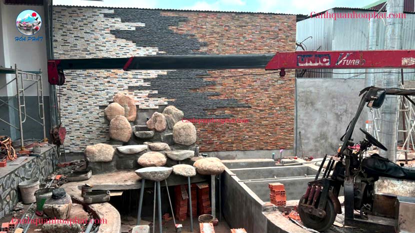 cẩu đá dựng hình thác nước cho hồ cá hòa phát