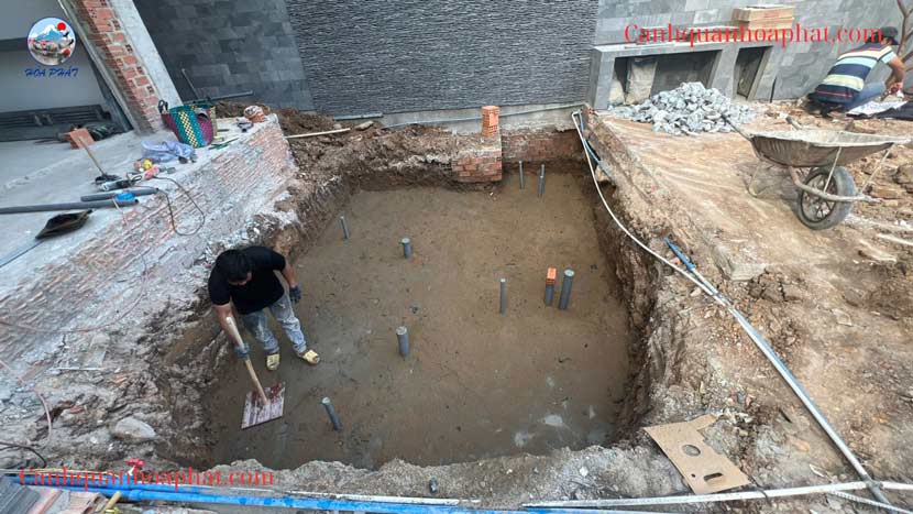 quá trình đi ống trong quy trình thi công hồ cá koi của cảnh quan hòa phát