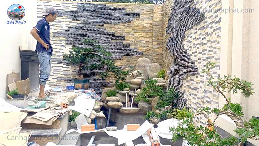công đoạn đựng thác nước bằng đá cuội vân mây và trang trí cây trên thác nước