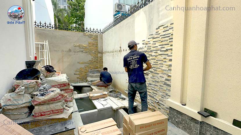 ốp gạch 2 mặt tường cho công trình hồ cá koi