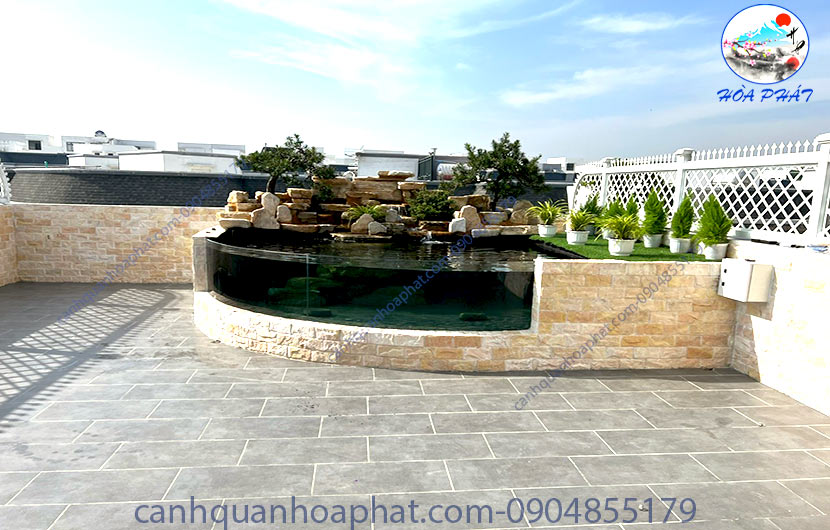 Hồ cá Koi bằng kính ngoài trời